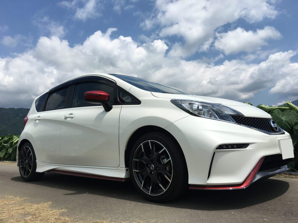 日産ノートNISMO S(E12改)外観 正面斜めからの写真