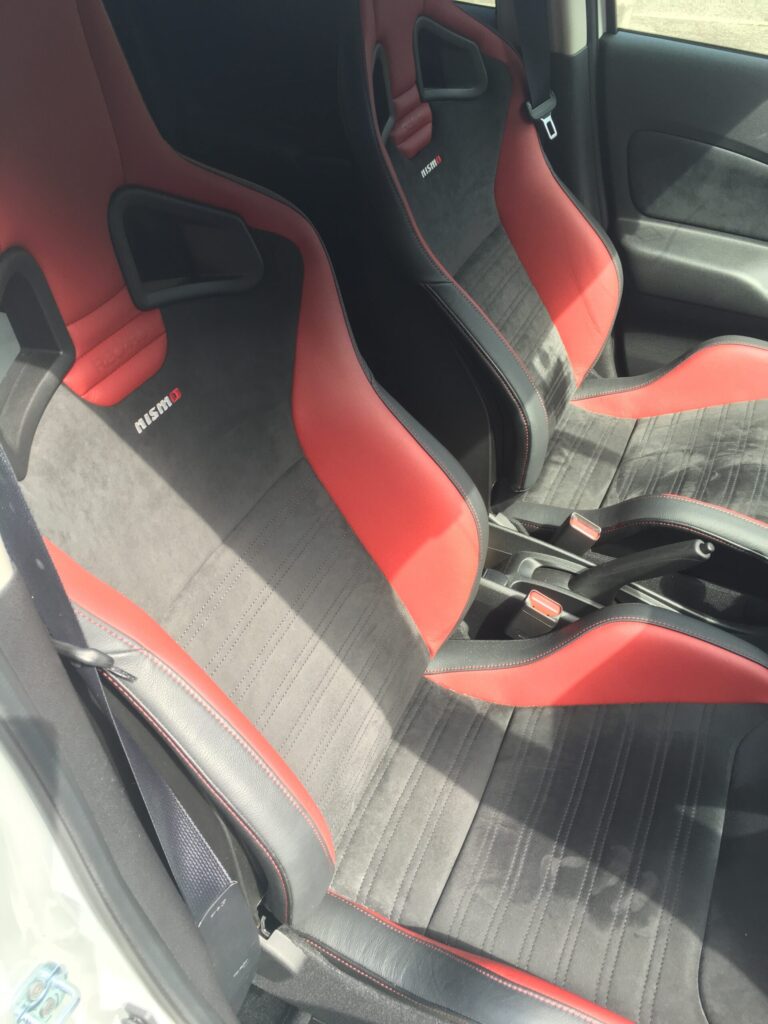 日産ノート NISMO S(E12改)専用レカロシートの内装写真