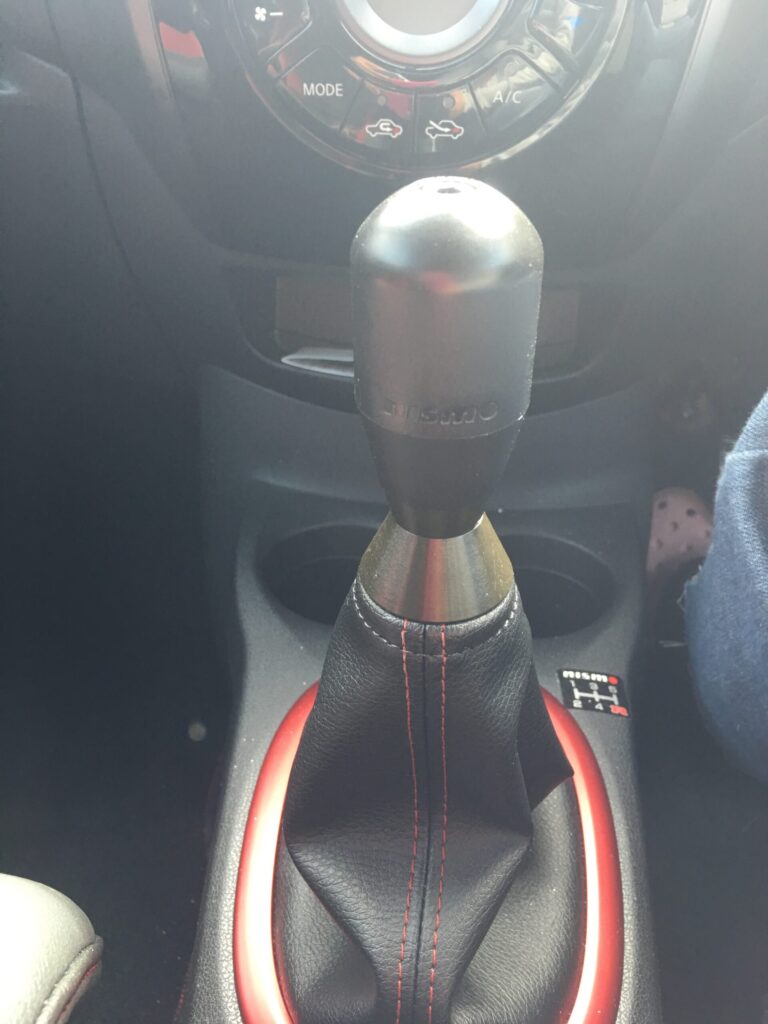 日産ノートNISMO S(E12改)のMTシフトノブ。レッドステッチ入りデザイン