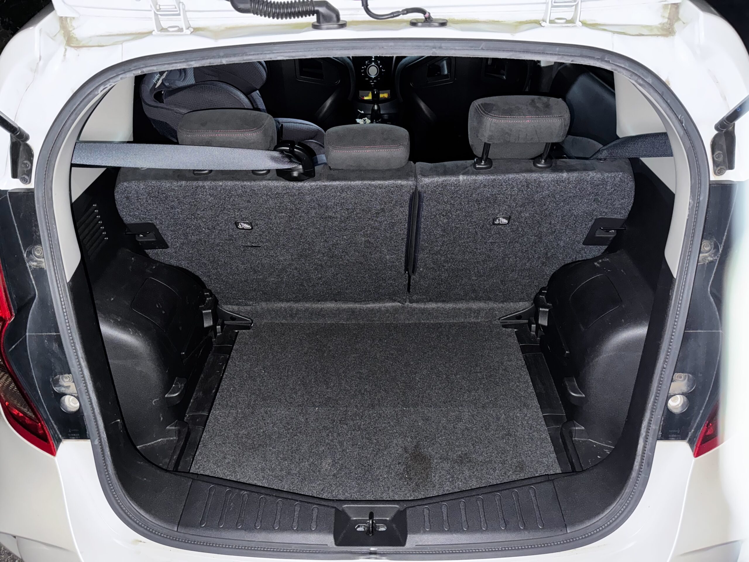 日産ノートNISMO S(E12改)の荷室スペース。